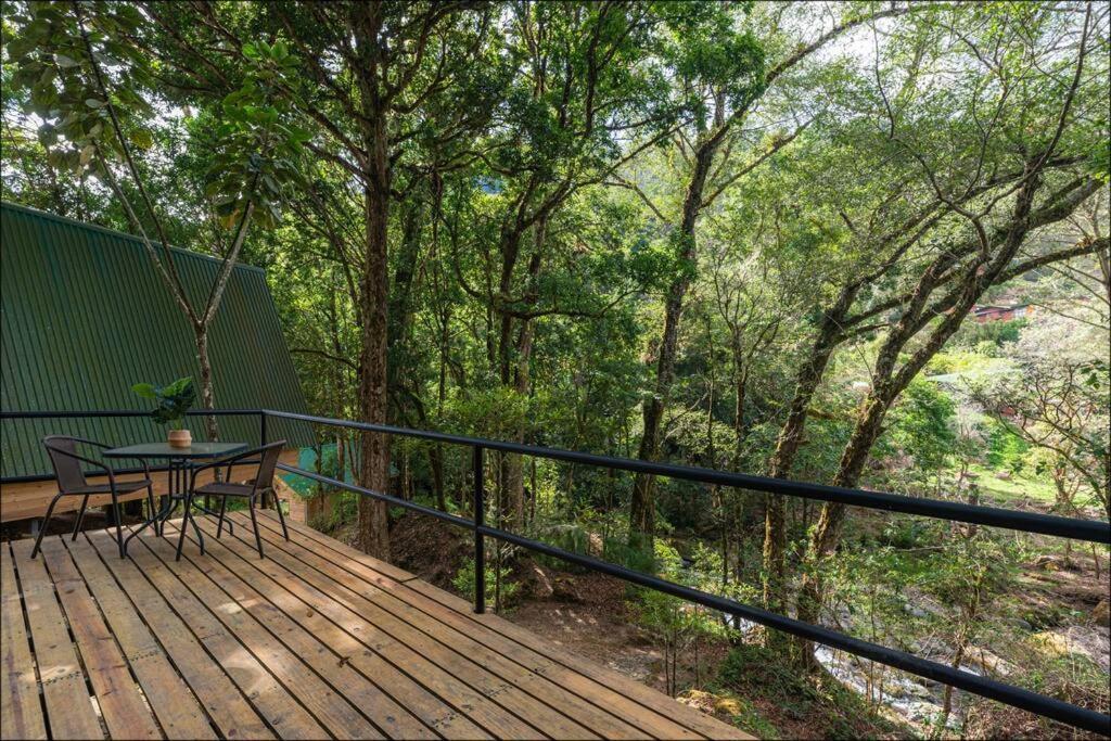 Unicorn Lodge: Direct Riverfront : Unique Experience San Gerardo de Dota Luaran gambar